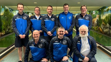 Meistermannschaft der SG Arheilgen 2.  (h.v.li.)  Jonas Geider, Markus Hesse, Patrick Kauck, Patrick Lieb, Jörg Hettinger, (v.v.li.) Günter Hauck, Sascha Wesp, Rudolf Huthmann.